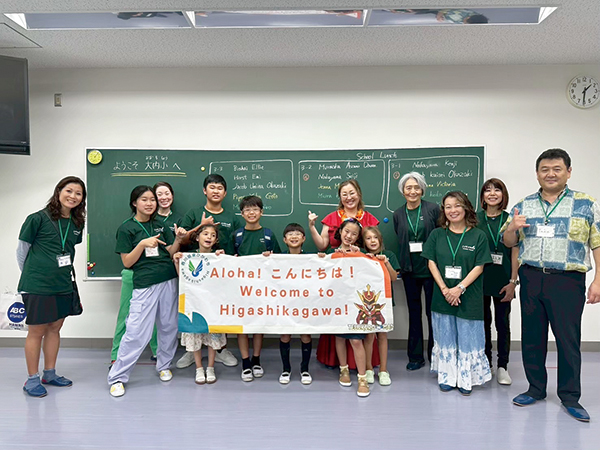 Entretien avec un leader de l’éducation hawaïenne Donner le pouvoir du japonais aux enfants qui quittent Hawaï ! Une tentative d’hériter de la culture à travers la langue Mme Keiko Okazaki, directrice de la classe d’apprentissage pour enfants