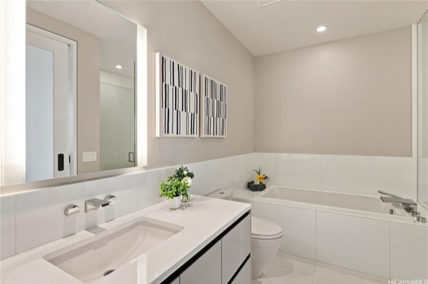 オニキスの石壁を使ったワイエア1801のバスルーム